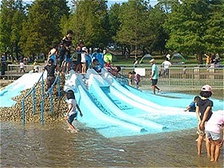 じゃぶじゃぶ池や噴水で水遊びができるスポットのイメージ写真