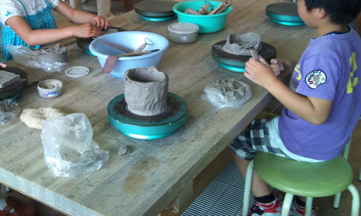 陶芸や工作・科学体験ができる体験型施設のイメージ写真