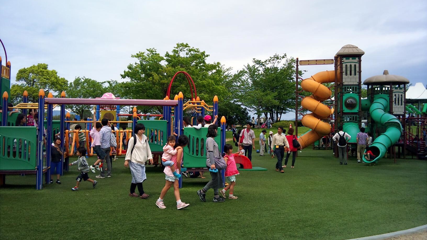 大型遊具が充実した公園のイメージ写真（アスレチック・複合遊具）